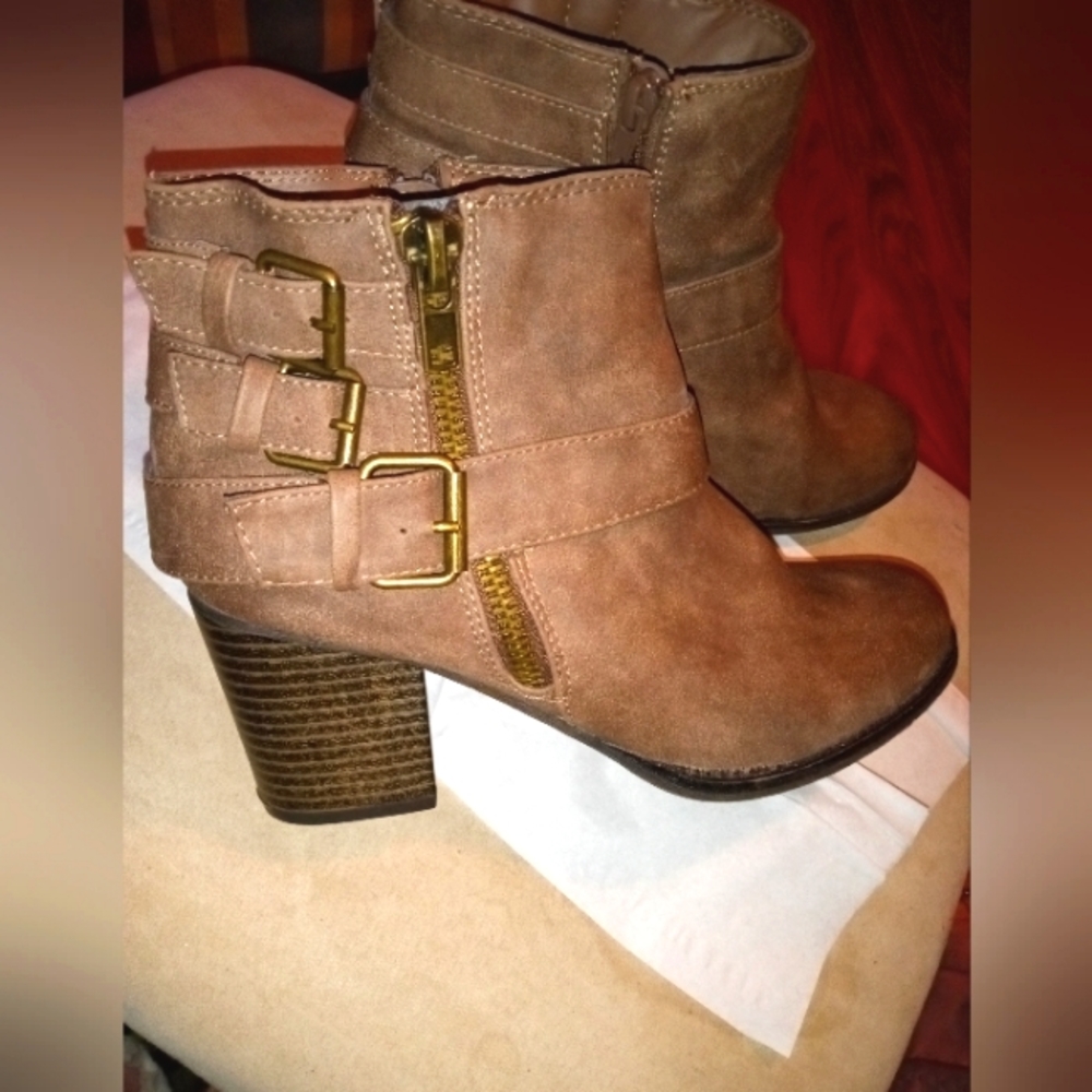 Women's size 9 nice little boots